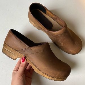 Sanita Size 43 Brown Suede Leather Rounded Closed Toe Slip-on Wooden Clog Loafer
